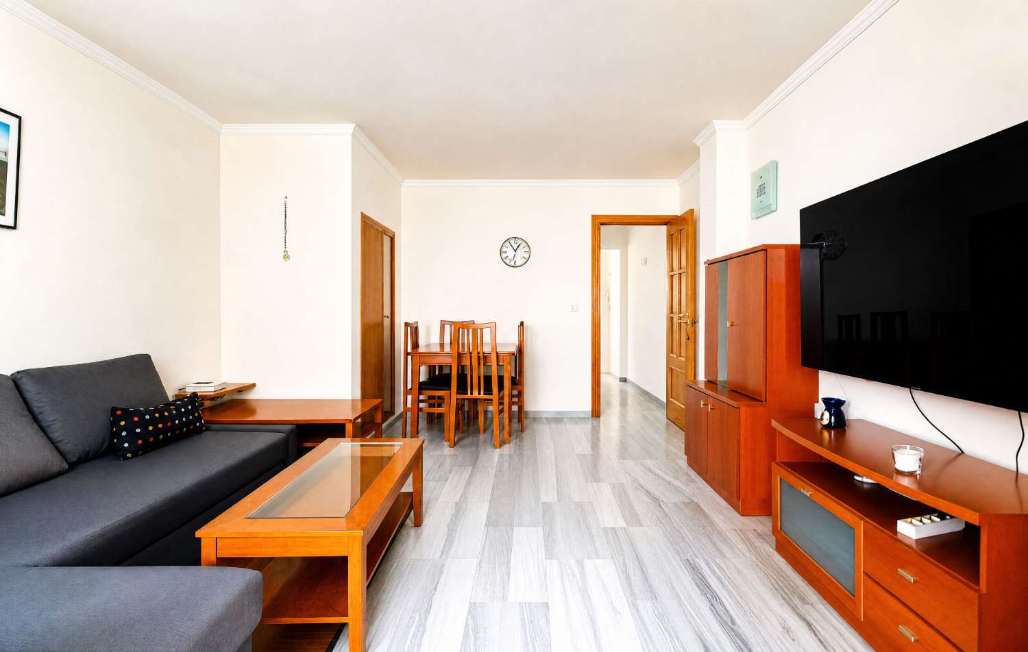 Exklusive Maisonette-Wohnung mit Terrasse und Garage, nur 400 Meter vom Strand La Carihuela in Torremolinos entfernt.