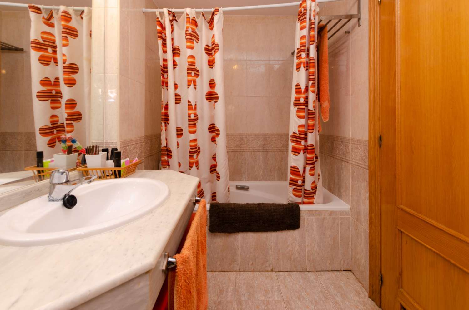 Exclusivo apartamento dúplex con terraza y garaje a solo 400 metros de la playa de La Carihuela, Torremolinos.