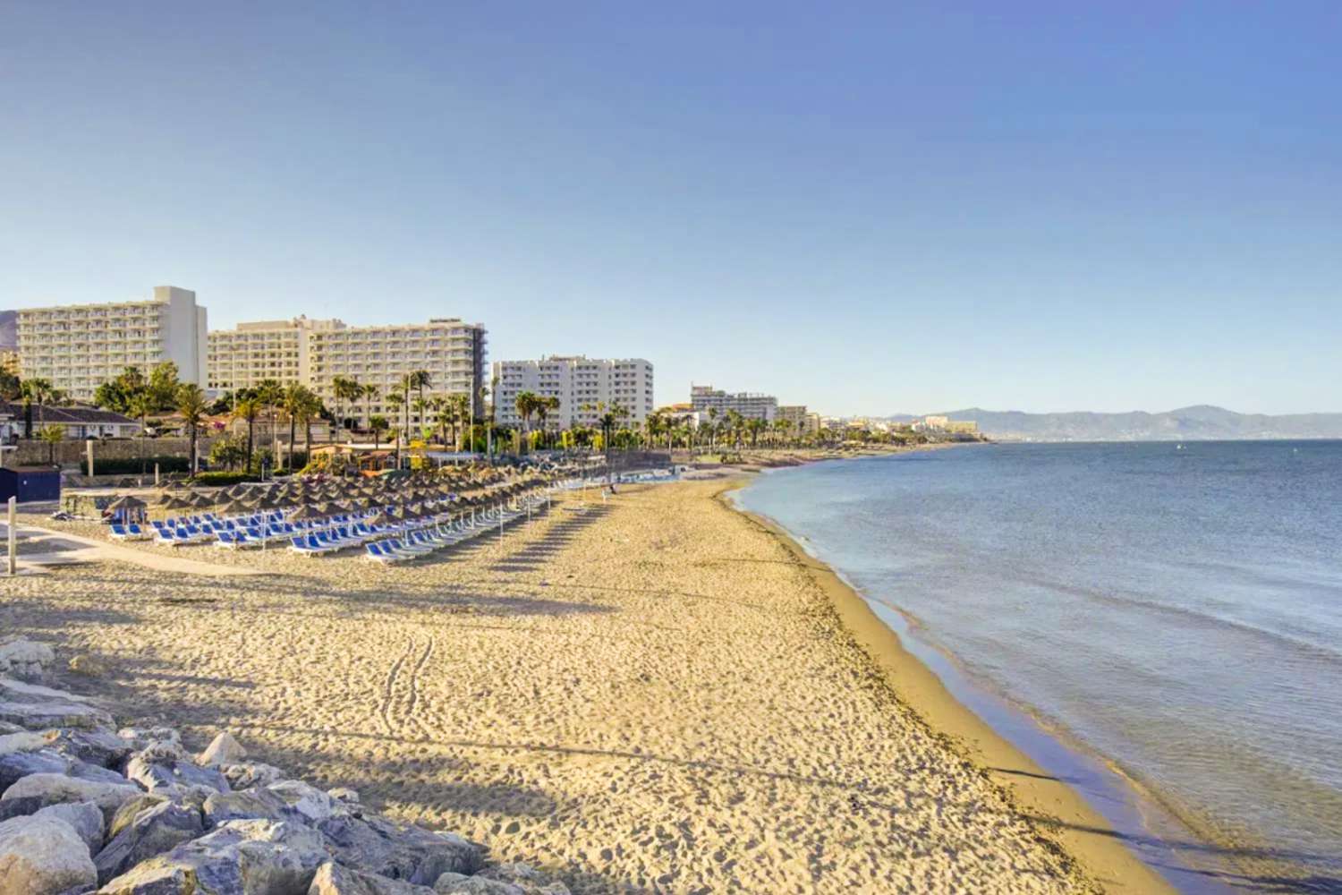 Exclusivo apartamento dúplex con terraza y garaje a solo 400 metros de la playa de La Carihuela, Torremolinos.