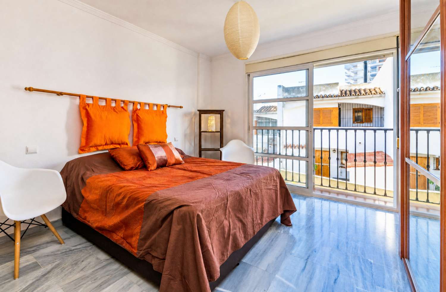 Exclusivo apartamento dúplex con terraza y garaje a solo 400 metros de la playa de La Carihuela, Torremolinos.