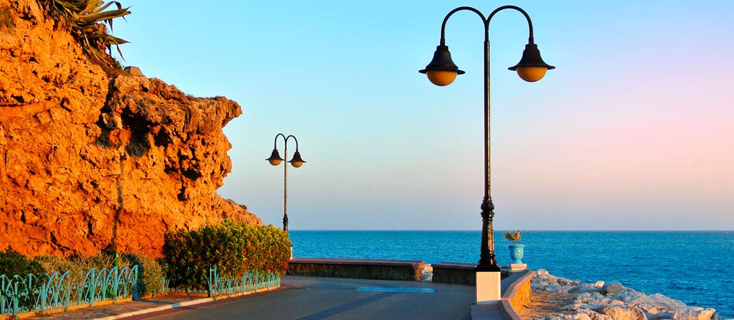 Exclusivo apartamento dúplex con terraza y garaje a solo 400 metros de la playa de La Carihuela, Torremolinos.