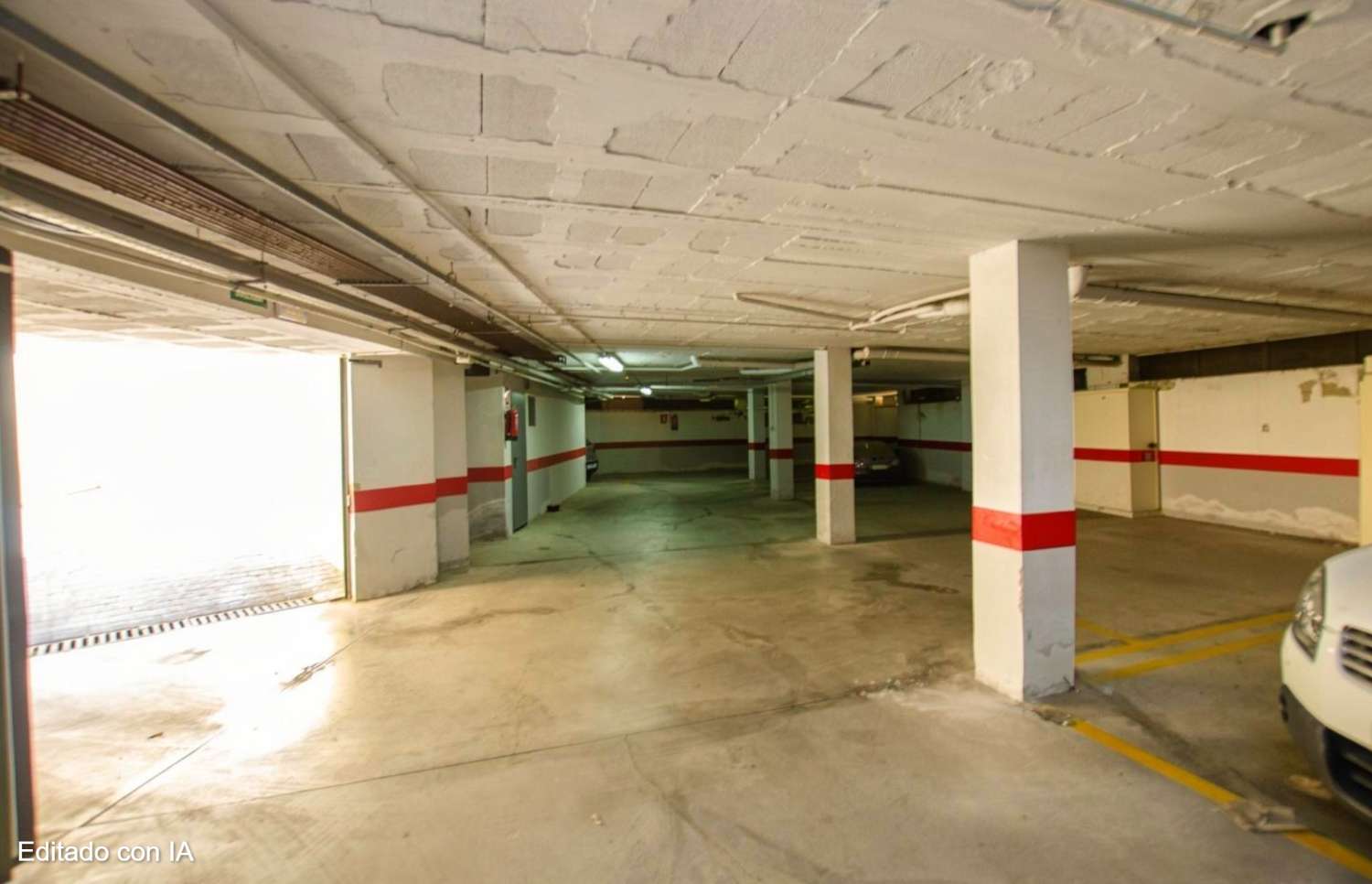 Exclusivo apartamento dúplex con terraza y garaje a solo 400 metros de la playa de La Carihuela, Torremolinos.
