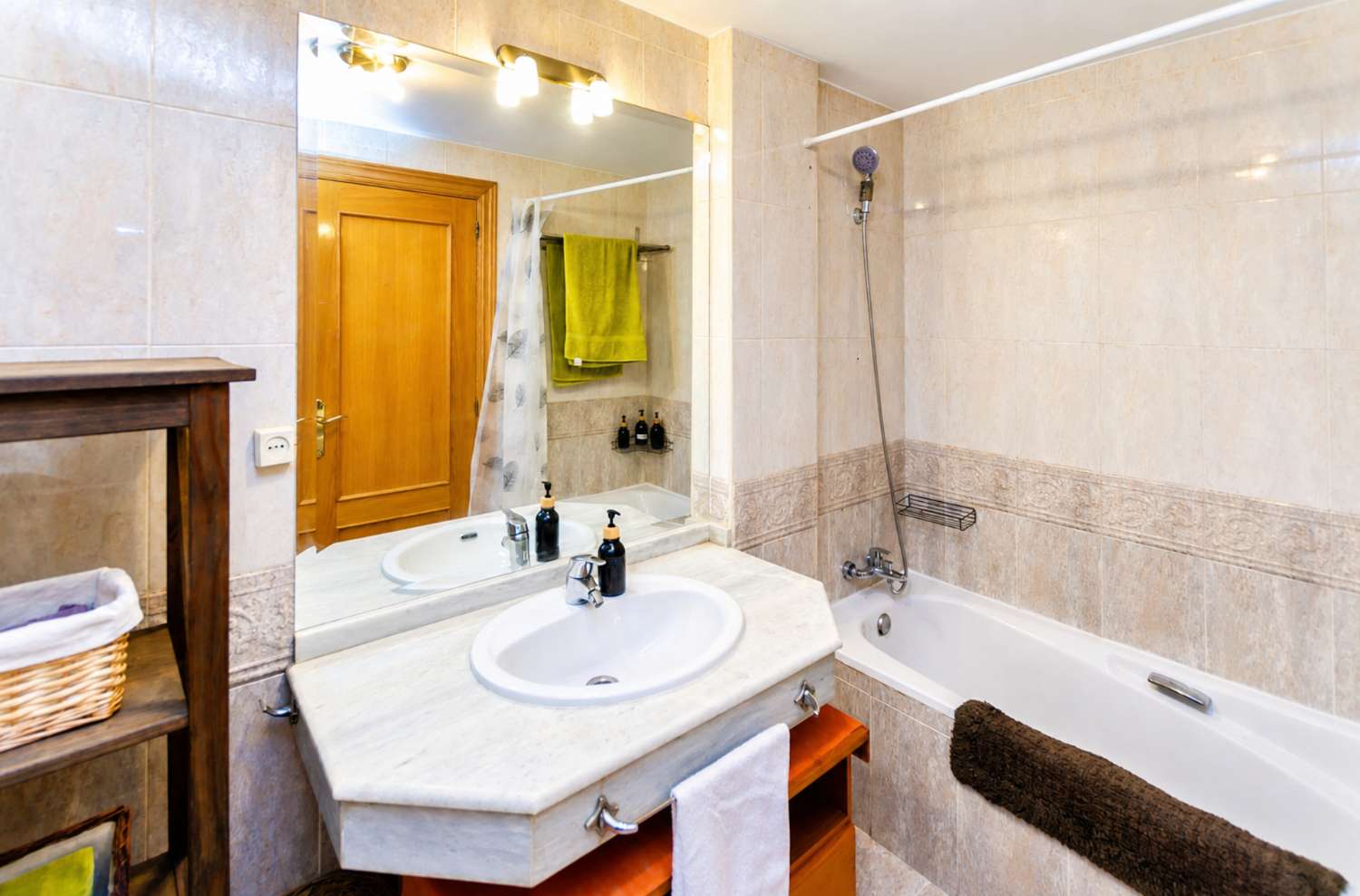 Exklusive Maisonette-Wohnung mit Terrasse und Garage, nur 400 Meter vom Strand La Carihuela in Torremolinos entfernt.