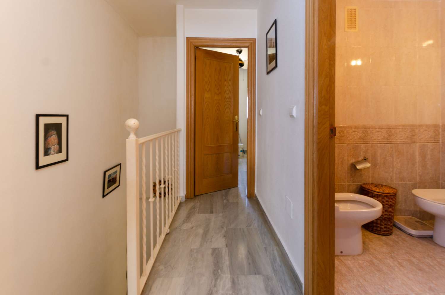 Exclusivo apartamento dúplex con terraza y garaje a solo 400 metros de la playa de La Carihuela, Torremolinos.