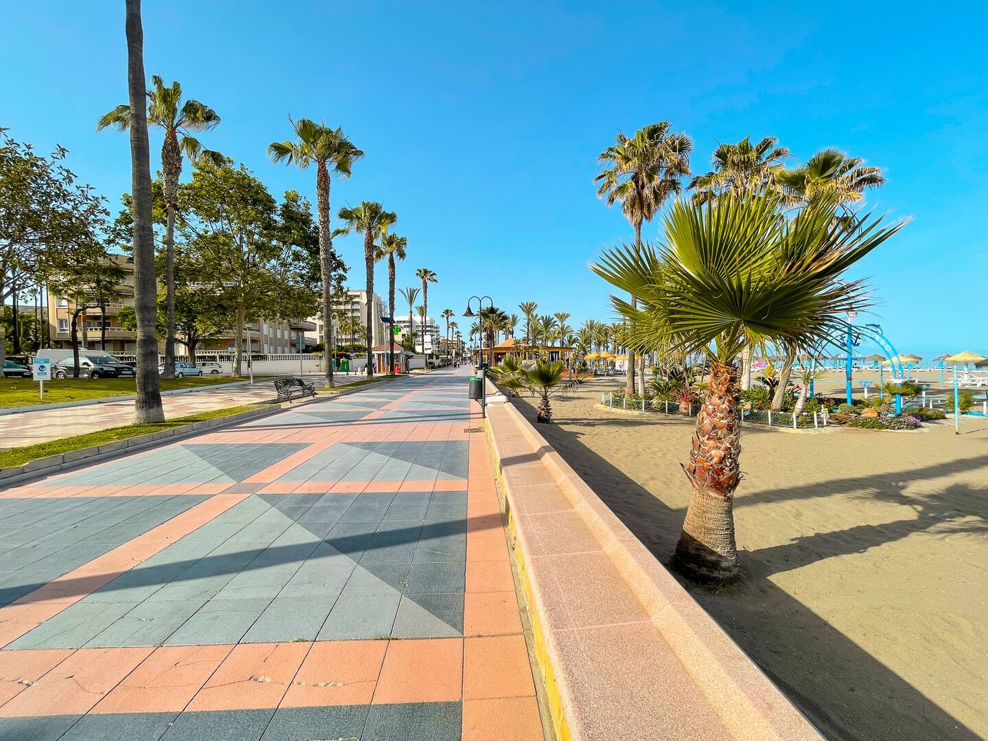 Exclusivo apartamento dúplex con terraza y garaje a solo 400 metros de la playa de La Carihuela, Torremolinos.