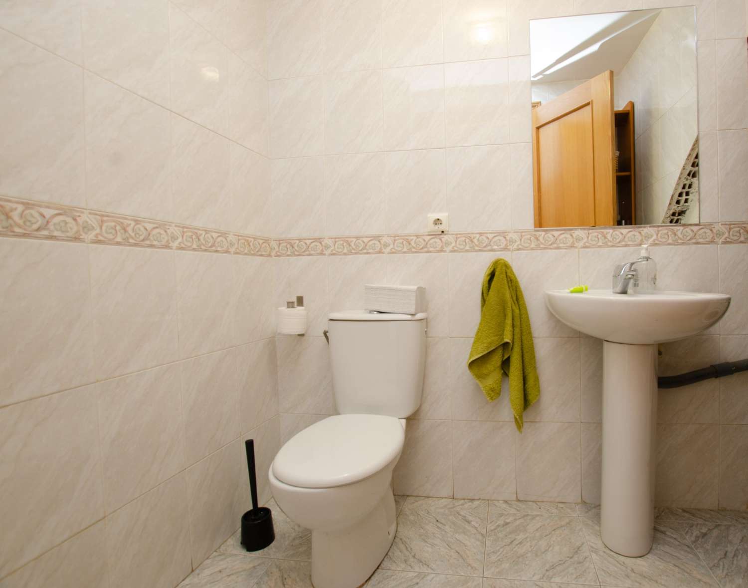Exclusivo apartamento dúplex con terraza y garaje a solo 400 metros de la playa de La Carihuela, Torremolinos.