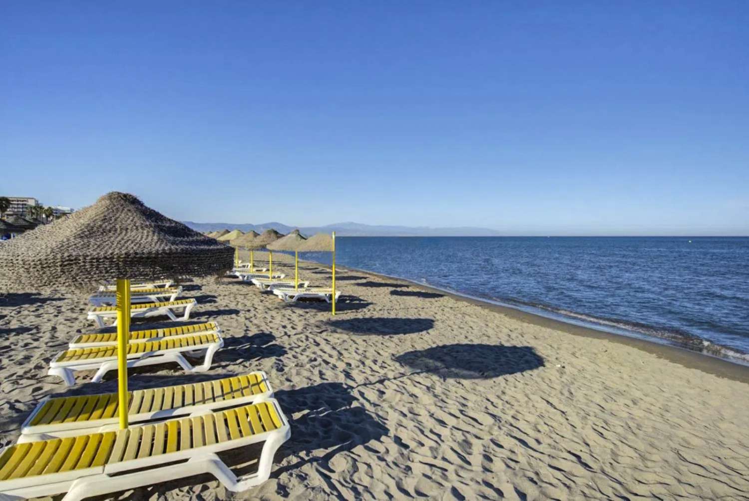 Exclusivo apartamento dúplex con terraza y garaje a solo 400 metros de la playa de La Carihuela, Torremolinos.