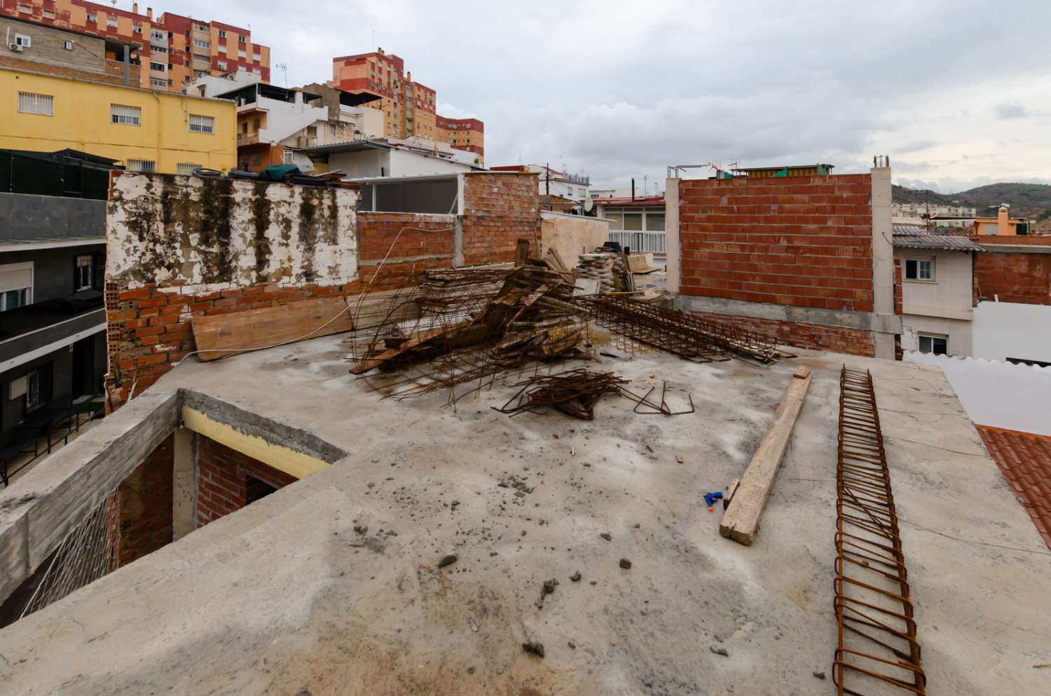 Edificio de 2 apartamentos/viviendas  y garaje, situado en  CIUDAD JARDÍN (MÁLAGA).