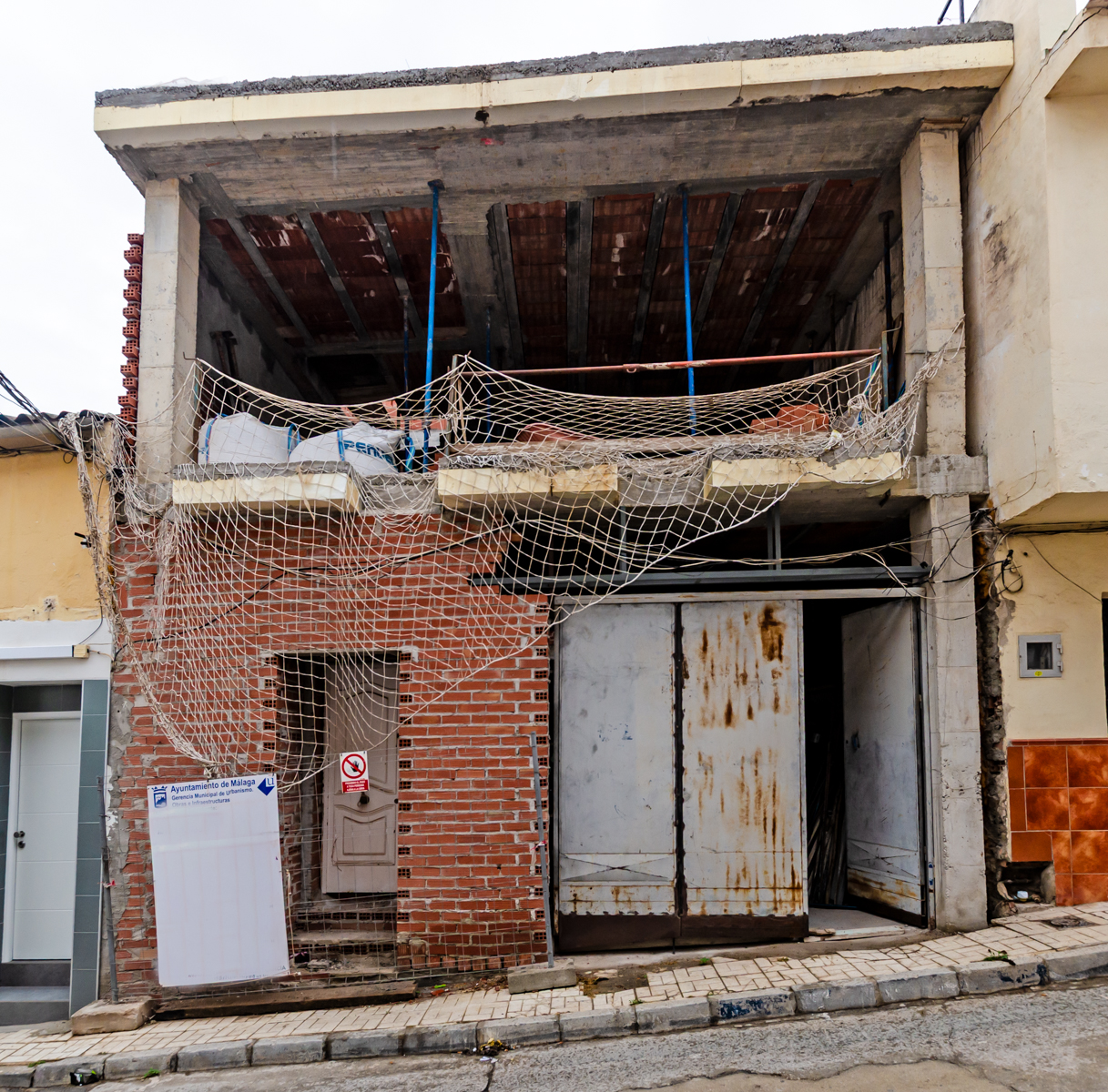 Edificio de 2 apartamentos/viviendas  y garaje, situado en  CIUDAD JARDÍN (MÁLAGA).