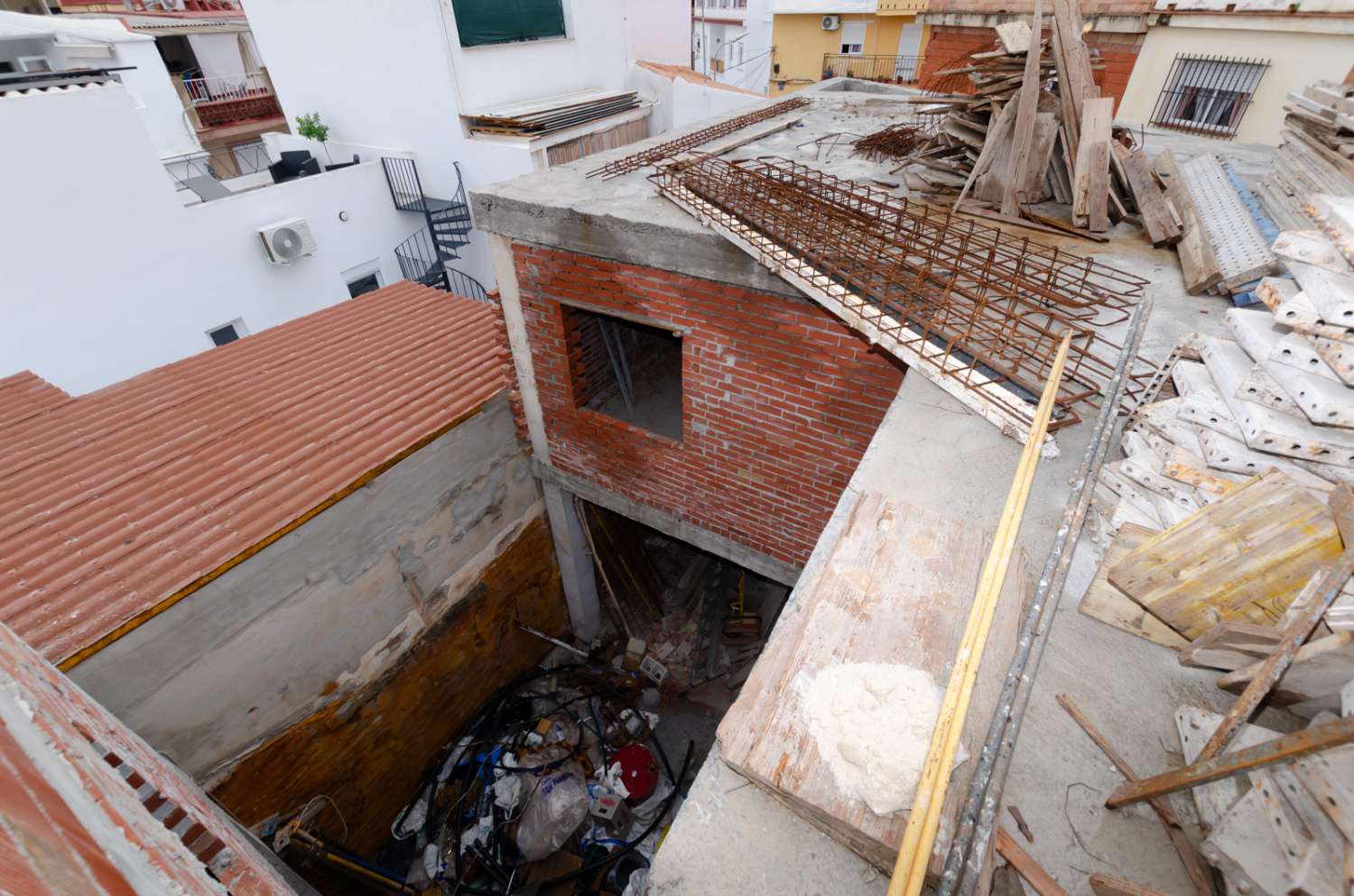Edificio de 2 apartamentos/viviendas  y garaje, situado en  CIUDAD JARDÍN (MÁLAGA).