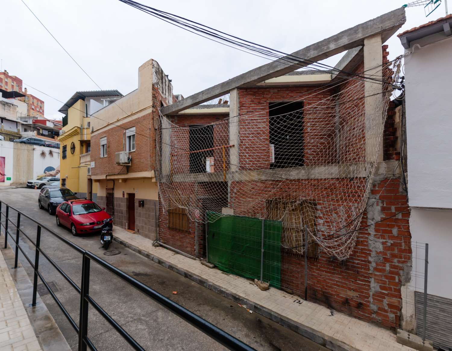 Edificio de 2 apartamentos/viviendas  y garaje, situado en  CIUDAD JARDÍN (MÁLAGA).