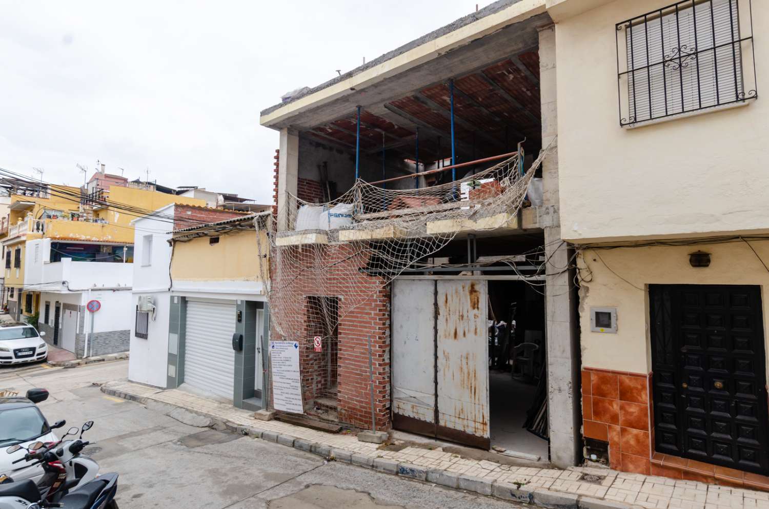 Edificio de 2 apartamentos/viviendas  y garaje, situado en  CIUDAD JARDÍN (MÁLAGA).