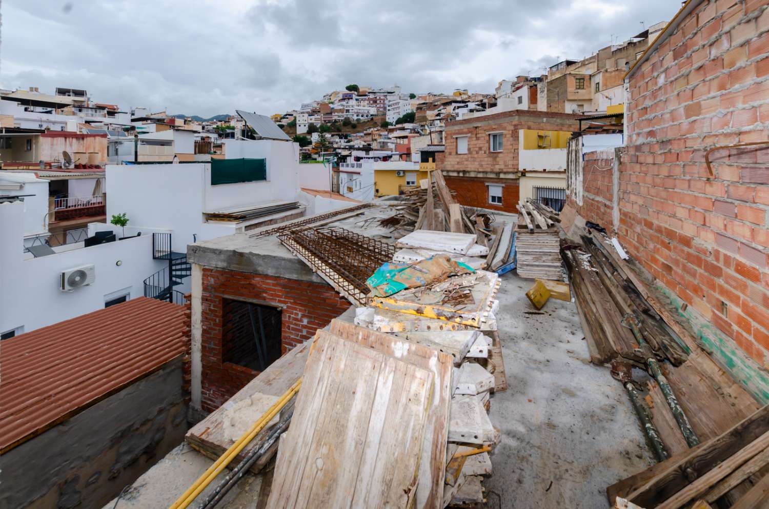 Edificio de 2 apartamentos/viviendas  y garaje, situado en  CIUDAD JARDÍN (MÁLAGA).