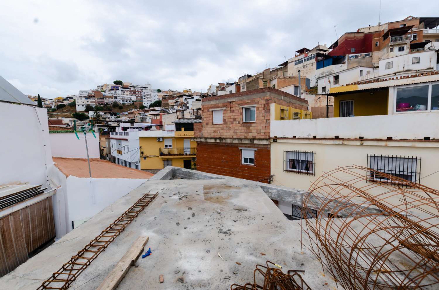 Edificio de 2 apartamentos/viviendas  y garaje, situado en  CIUDAD JARDÍN (MÁLAGA).